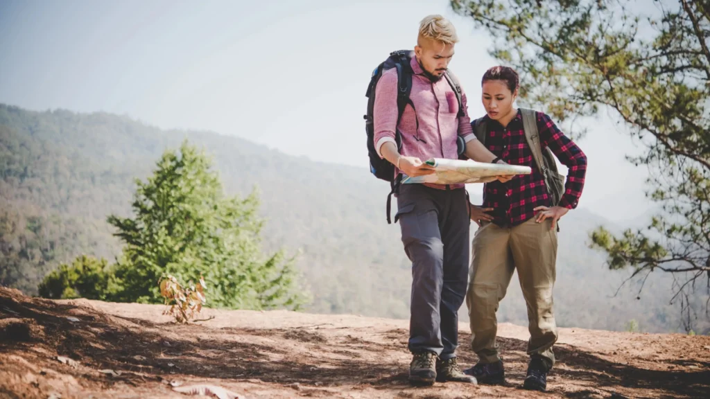 personas haciendo ruta de senderismo