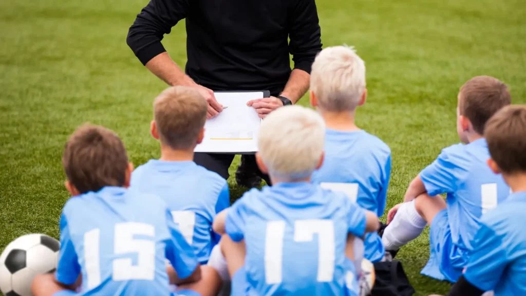 entrenador de futbol federado con niños