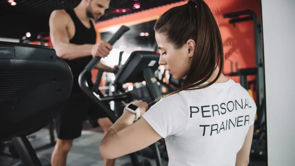 entrenadora personal en gimnasio con cliente